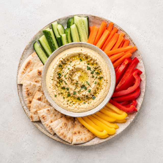 Hummus with carrots and crispbreads